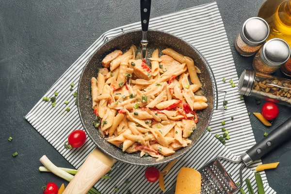 Composição Com Massa Frango Saborosa Cajun Frigideira Fundo Escuro — Fotografia de Stock