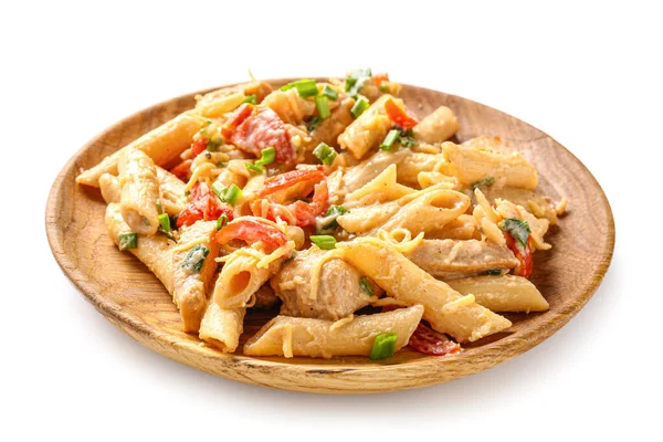 Placa Con Sabrosa Pasta Pollo Cajun Sobre Fondo Blanco — Foto de Stock