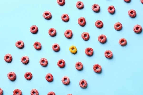 Yellow Cereal Ring Pink Ones Color Background Concept Uniqueness — Stock Photo, Image