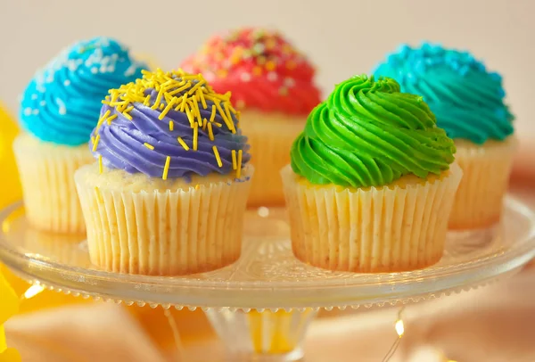 Fique Com Cupcakes Aniversário Saborosos Fundo Cor Close — Fotografia de Stock