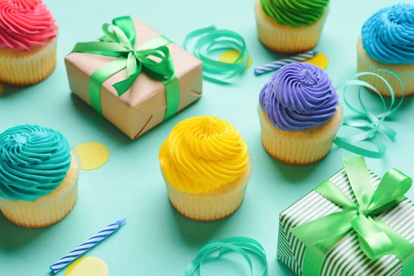 Cupcakes Aniversário Saborosos Presentes Velas Fitas Fundo Cor Close — Fotografia de Stock