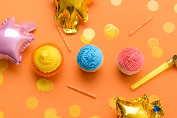 Composition Avec Savoureux Cupcakes Anniversaire Ballons Bougies Sur Fond Couleur — Photo