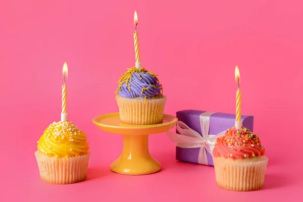 Tasty Birthday Cupcakes Burning Candles Gift Color Background — ストック写真