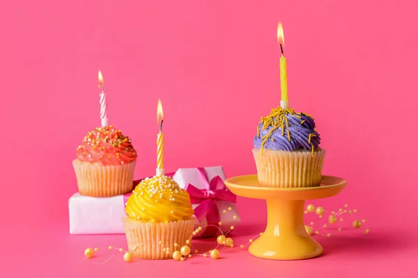 Lekkere Verjaardag Cupcakes Brandende Kaarsen Geschenken Kleur Achtergrond — Stockfoto