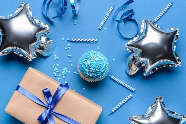 Composición Con Sabrosa Magdalena Cumpleaños Globos Regalo Velas Sobre Fondo — Foto de Stock