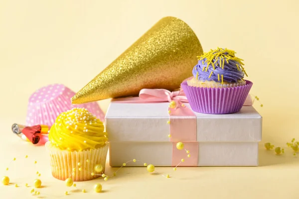 Tasty Birthday Cupcakes Party Hat Gift Color Background — 스톡 사진