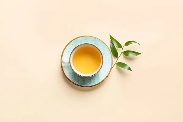 Чашка Чая Зеленые Листья Цветном Фоне — стоковое фото