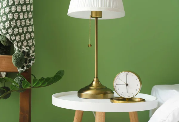 Стильный Будильник Лампа Столе Рядом Цветной Стеной — стоковое фото