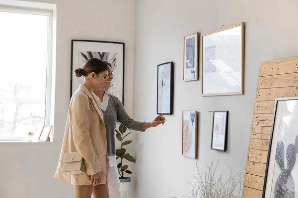 Mujeres Exposición Galería Arte Moderno — Foto de Stock