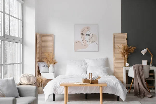 Interieur Van Stijlvolle Kamer Met Comfortabel Bed — Stockfoto