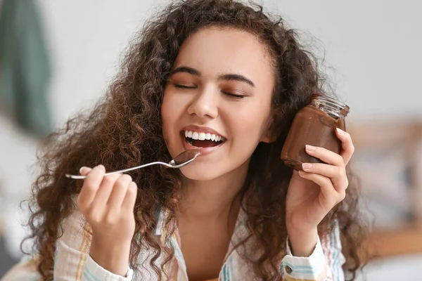 Joven Mujer Afroamericana Comiendo Pasta Chocolate Cocina —  Fotos de Stock