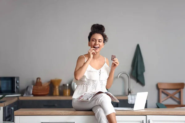 Young African American Woman Eating Chocolate Kitchen — Stock Photo, Image