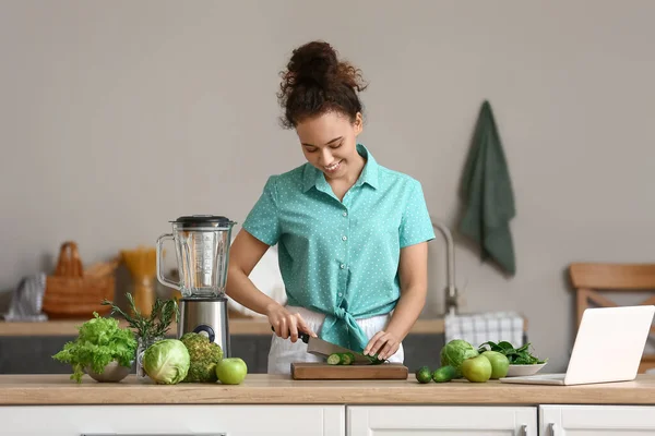 Young African American Woman Cutting Cucumber Kitchen — Stock Photo, Image