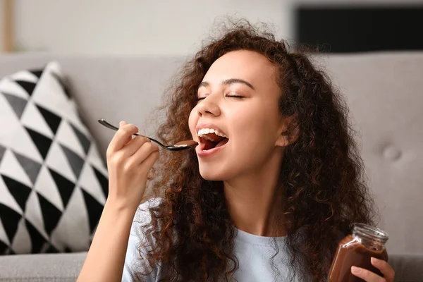 Joven Mujer Afroamericana Comiendo Pasta Chocolate Casa — Foto de Stock