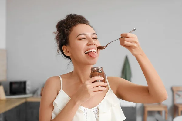 Jovem Afro Americana Comendo Pasta Chocolate Cozinha — Fotografia de Stock