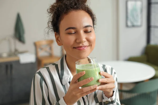 Joven Mujer Afroamericana Bebiendo Batido Fresco Cocina — Foto de Stock