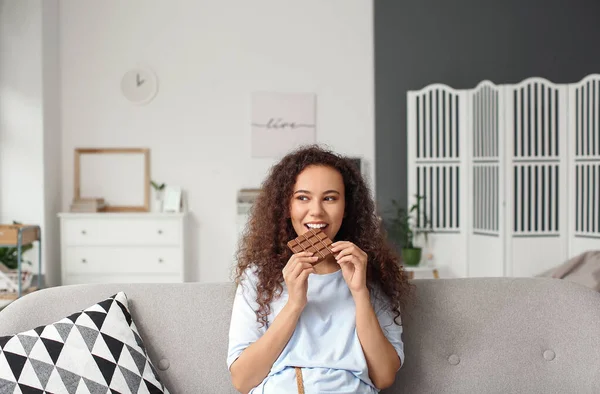 Young African American Woman Eating Chocolate Home — Stock Photo, Image