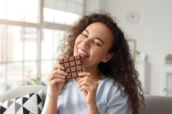 Young African American Woman Eating Chocolate Home — Stock Photo, Image