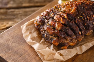 Lezzetli etli göğüs eti olan bir masa, yakın plan.