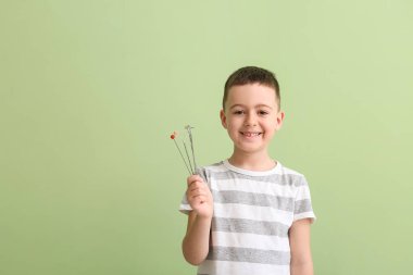 Renk arkaplanı üzerinde konuşma düzeltmesi yapmak için logopedik araçlara sahip küçük çocuk
