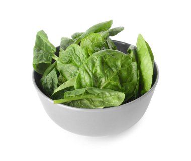 Beyaz arka planda taze ıspanak yapraklı kase