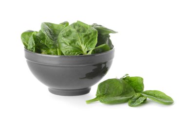 Beyaz arka planda taze ıspanak yapraklı kase