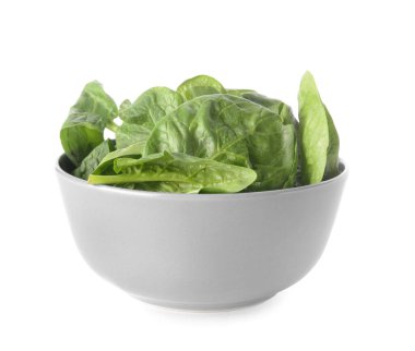 Beyaz arka planda taze ıspanak yapraklı kase