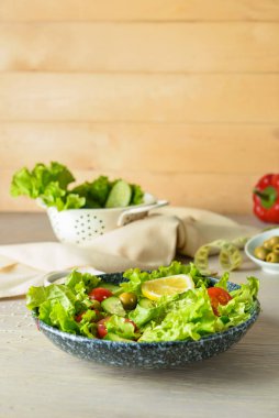 Tahta masada taze sebze salatası tabağı.