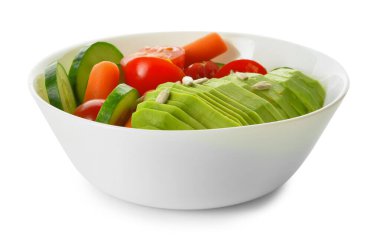 Beyaz arka planda bir kase lezzetli sebze.