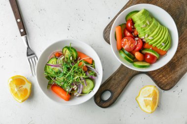 Hafif arka planda bir kase lezzetli sebze salatası