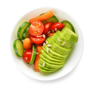 Beyaz arka planda lezzetli sebzelerle dolu bir kase