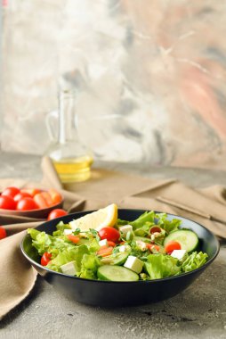 Arkaplanda lezzetli taze sebze salatası tabağı