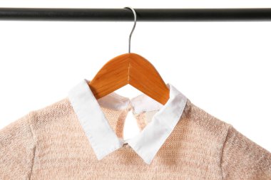 Beyaz arka planda şık okul üniformalı askı, yakın plan.