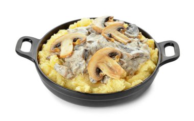 Beyaz arka planda patates püresi ve mantarlı kızartma tavası.