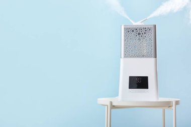 Masada renk arkaplanına karşı modern nemlendirici