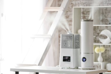 Masadaki modern nemlendiriciler.