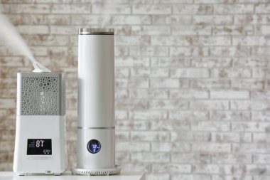 Masadaki modern nemlendiriciler.