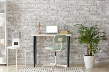 İş yeri ve modern nemlendiricili bir oda.