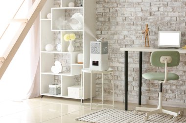 İş yeri ve modern nemlendiricili bir oda.