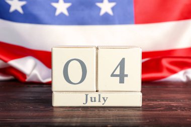 Amerikan bayrağına karşı Bağımsızlık Günü tarihli takvim