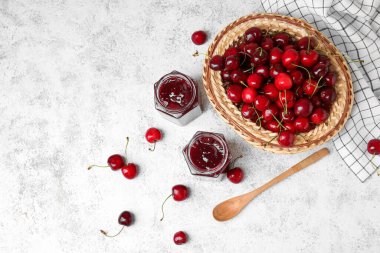 Hafif arkaplanda kiraz reçeli ile kompozisyon