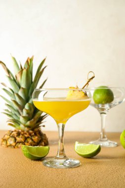 Hafif arka planda bir bardak ananas kokteyli.