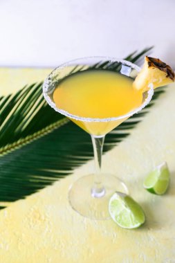 Hafif arka planda bir bardak ananas kokteyli.