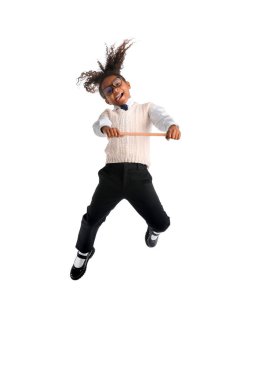 Beyaz arka planda hükümdar olan Afrika kökenli Amerikalı bir kız öğrenci.