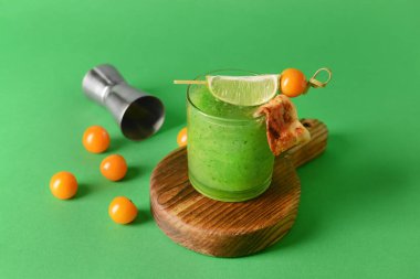 Arka planda pastırmayla süslenmiş bir bardak Bloody Mary kokteyli