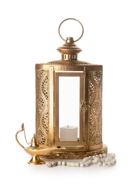 Beyaz arkaplanda Aladdin lambası ve tasbih olan Müslüman feneri