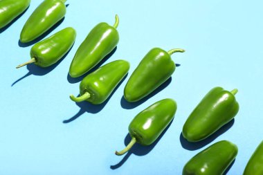 Renkli arkaplanda yeşil biber