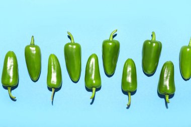 Renkli arkaplanda yeşil biber