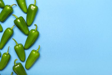 Renkli arkaplanda yeşil biber