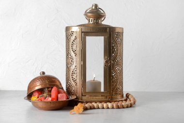 Tasbih 'li Müslüman fener ve hafif arkaplanda Türk tatlıları